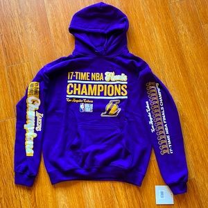 MEN’S LAKERS PULLOVER HOODIE. PURPLE/GOLD. MEDIUM.